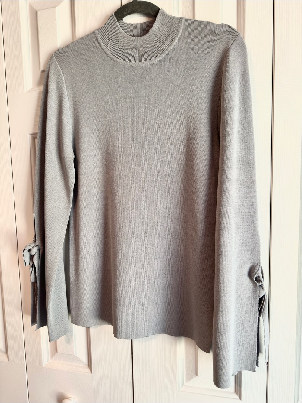 Fate by LFD Light Gray Knit Sweater with Bell Sleeve Tie Details Size Large